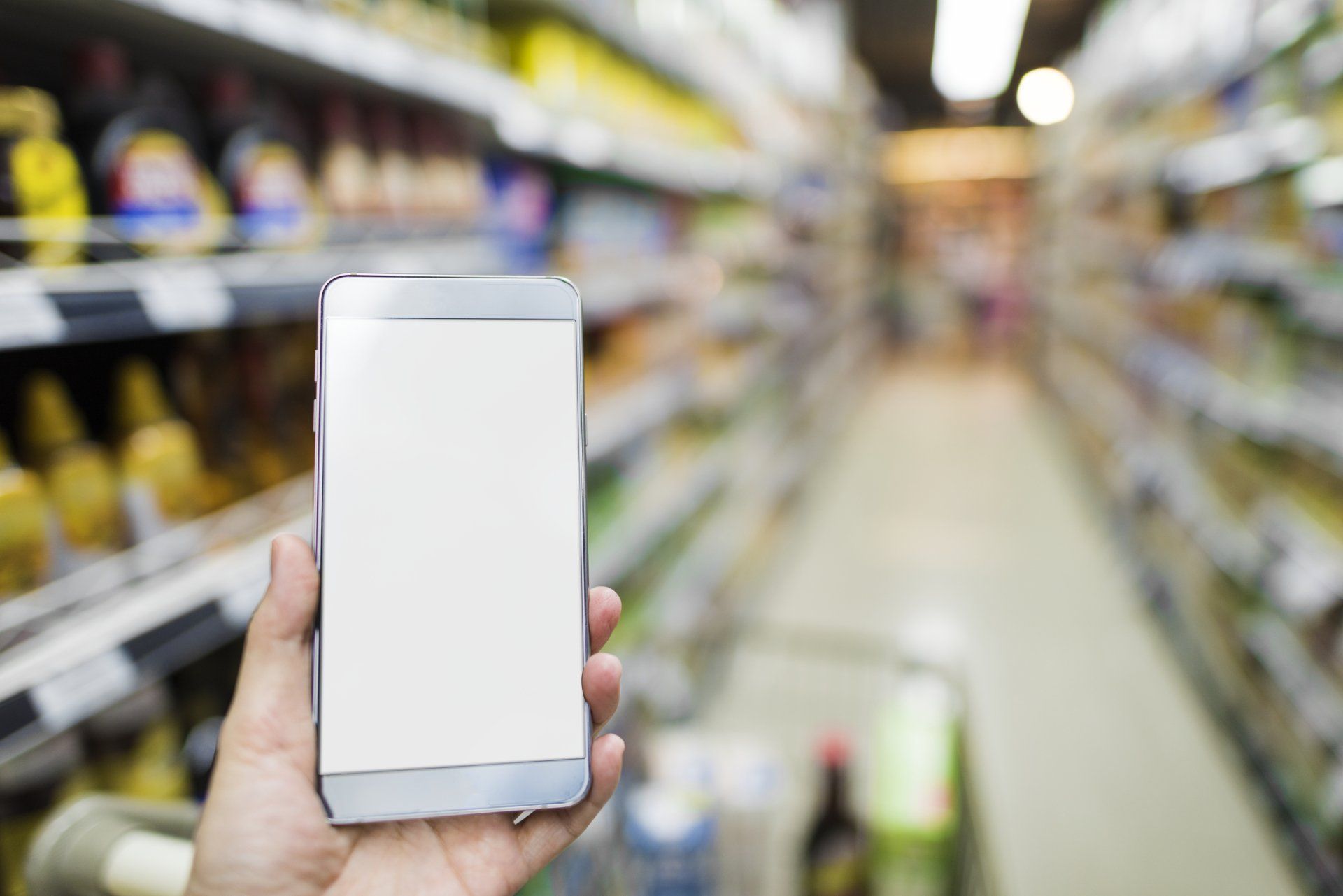 Navegando smartphone en supermercado