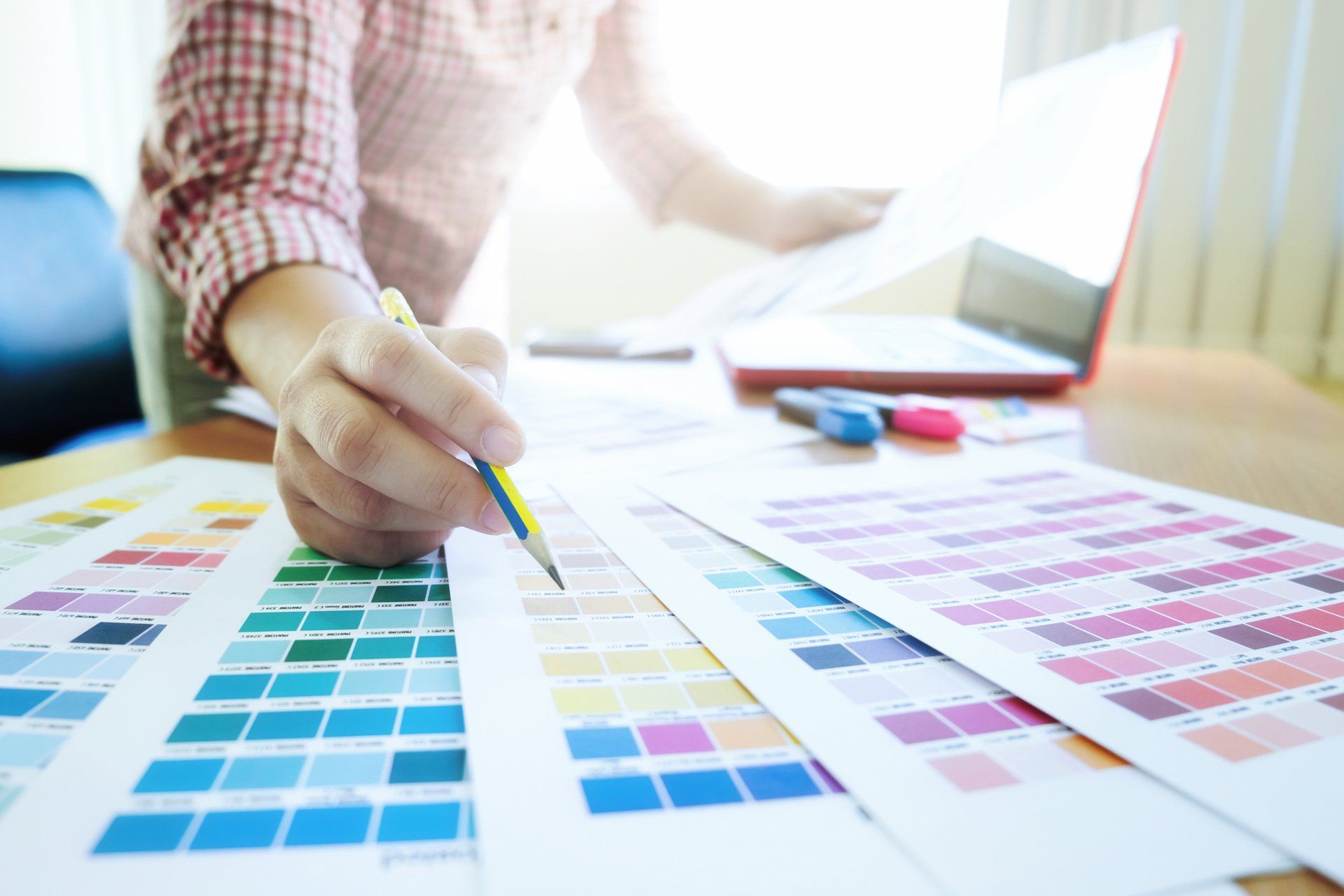 Diseñador gráfico en el trabajo. muestras de muestras de color.