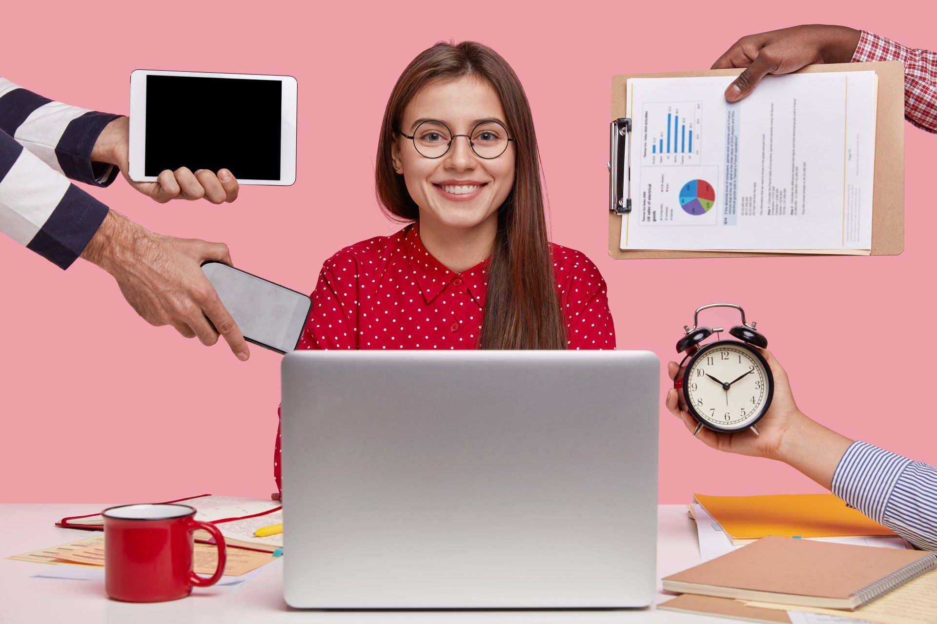 Disparo horizontal de hermosa mujer sonriente en camisa roja, se sienta delante de la computadora portátil abierta