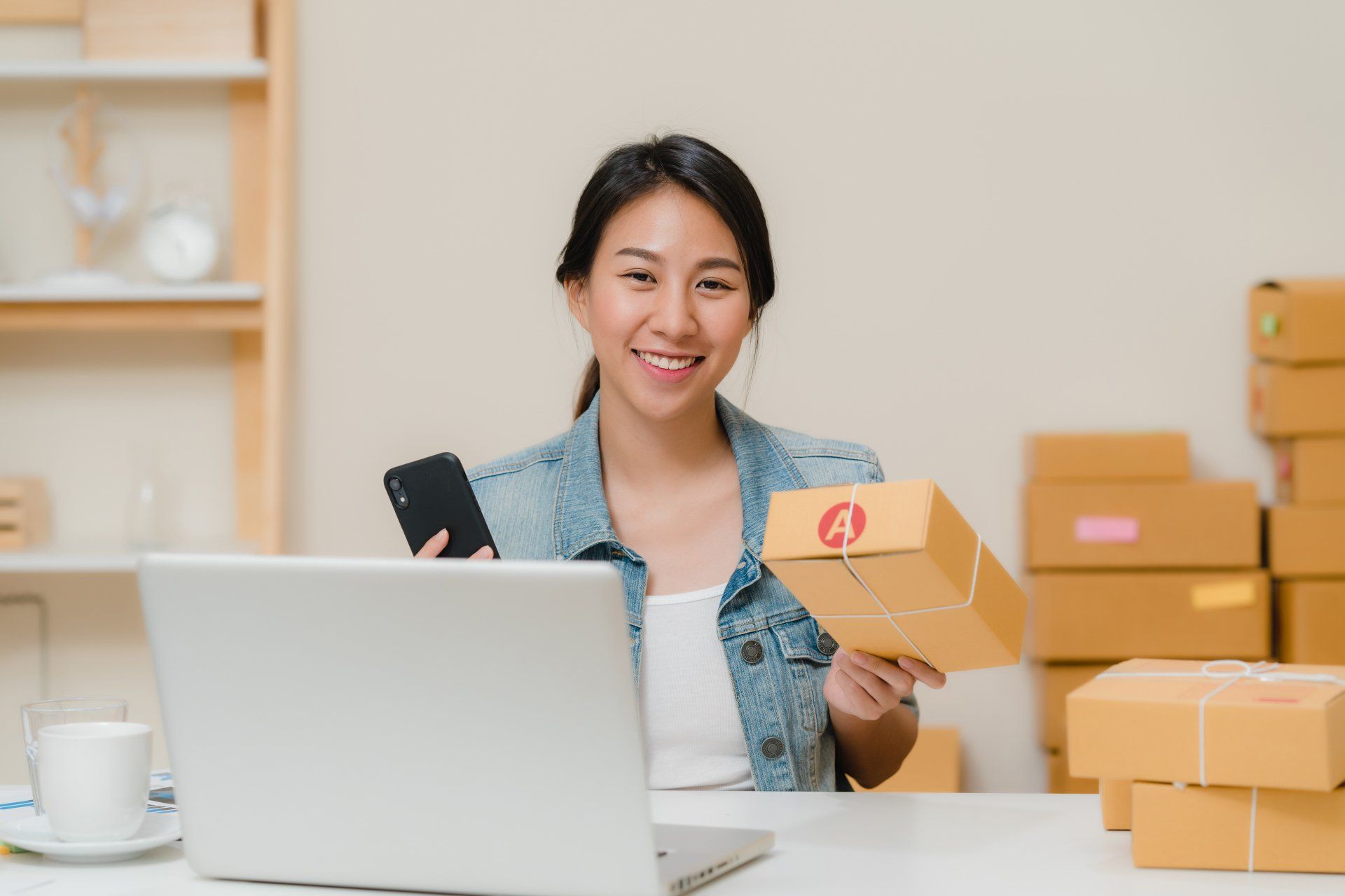 empresaria de la pyme que comprueba el producto en el código qr empresaria de la pyme que comprueba el producto en el código qr