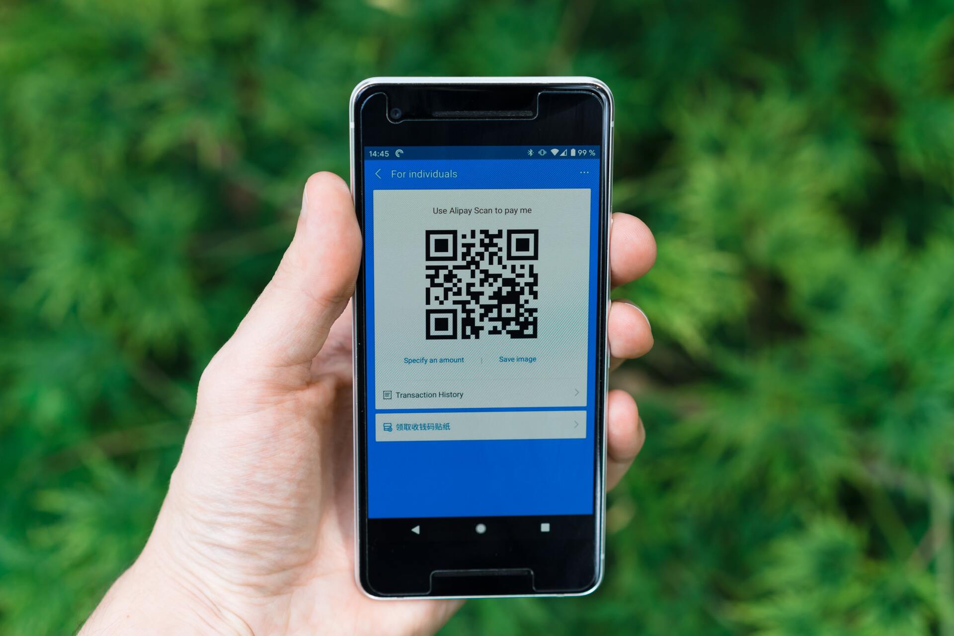hombre utilizando una app en su celular para leer un código QR hombre utilizando una app en su celular para leer un código QR