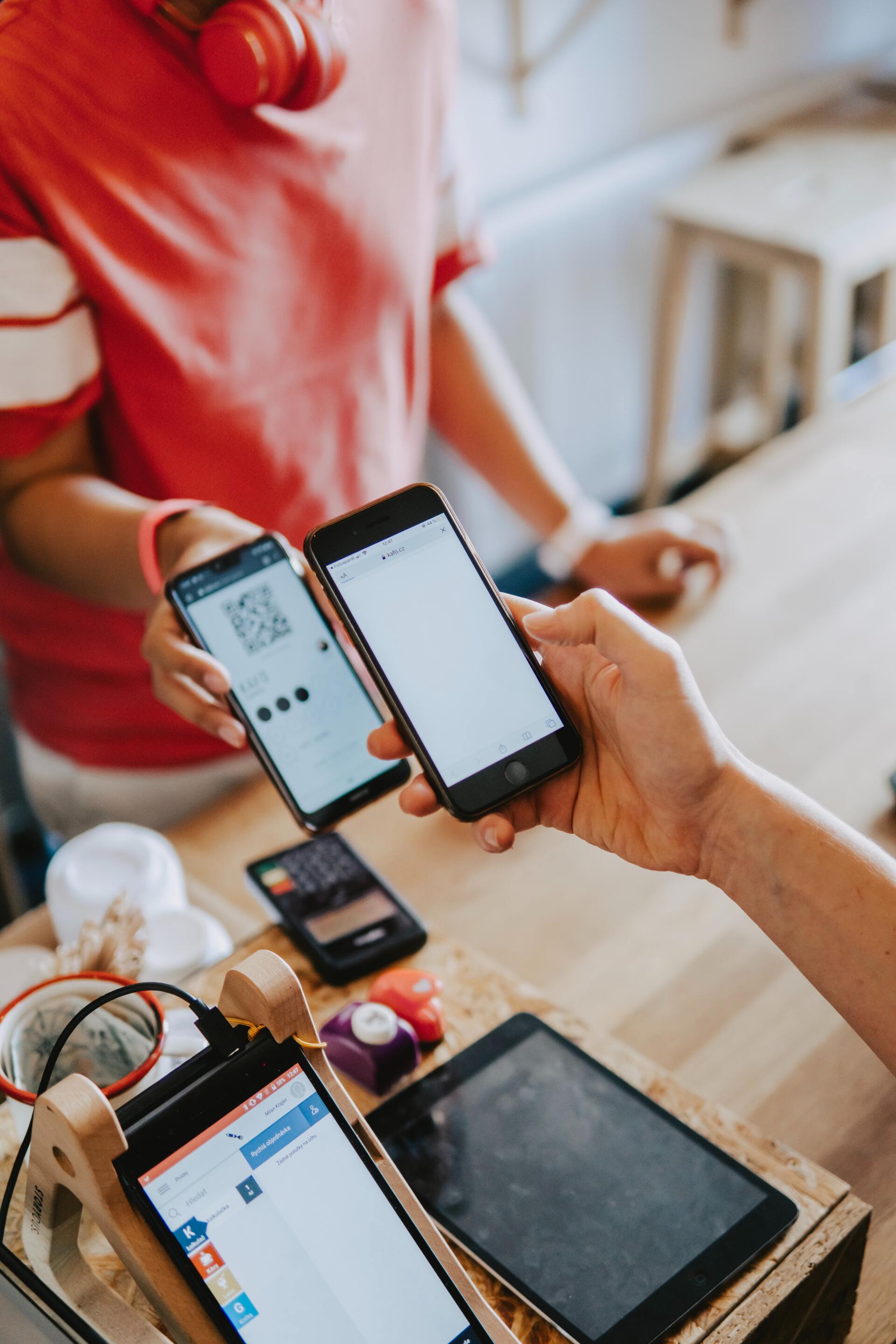hombre solicitando información de su compra mediante un código QR hombre solicitando información de su compra mediante un código QR