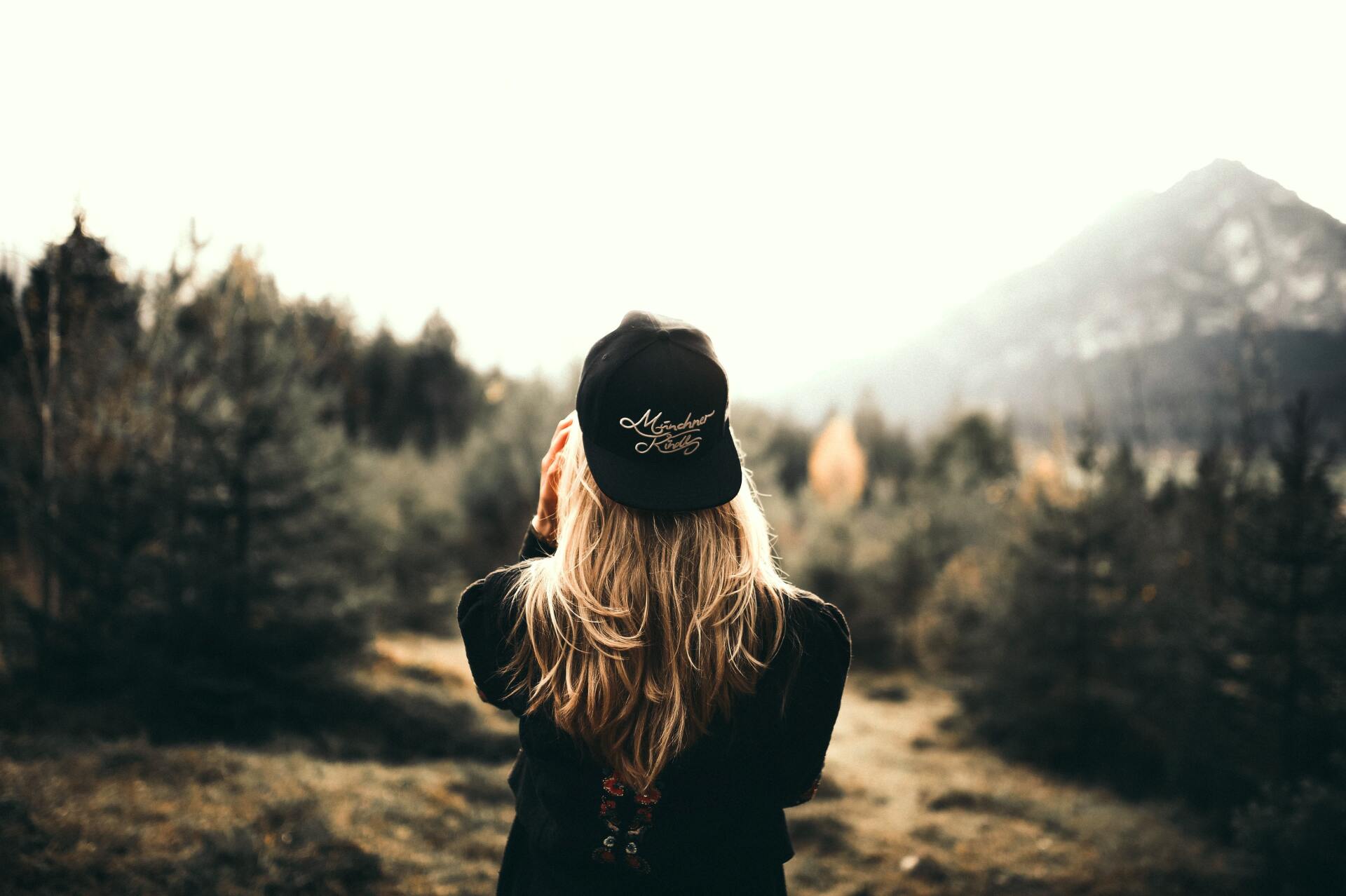 foto de alta calidad de mujer en bosque con gorra impresa