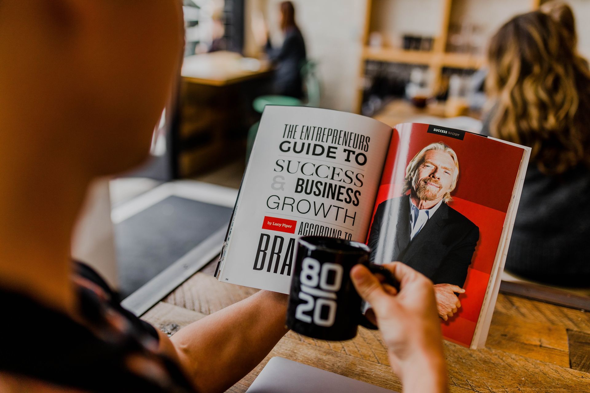 hombre leyendo una revista con publicidad impresa