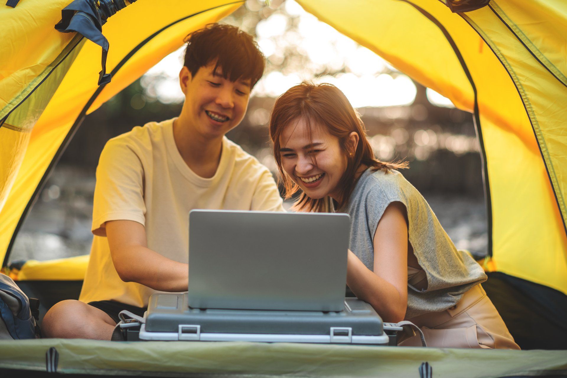 Felices jóvenes amigos asiáticos independientes que usan una computadora portátil para trabajar Felices jóvenes amigos asiáticos independientes que usan una computadora portátil para trabajar
