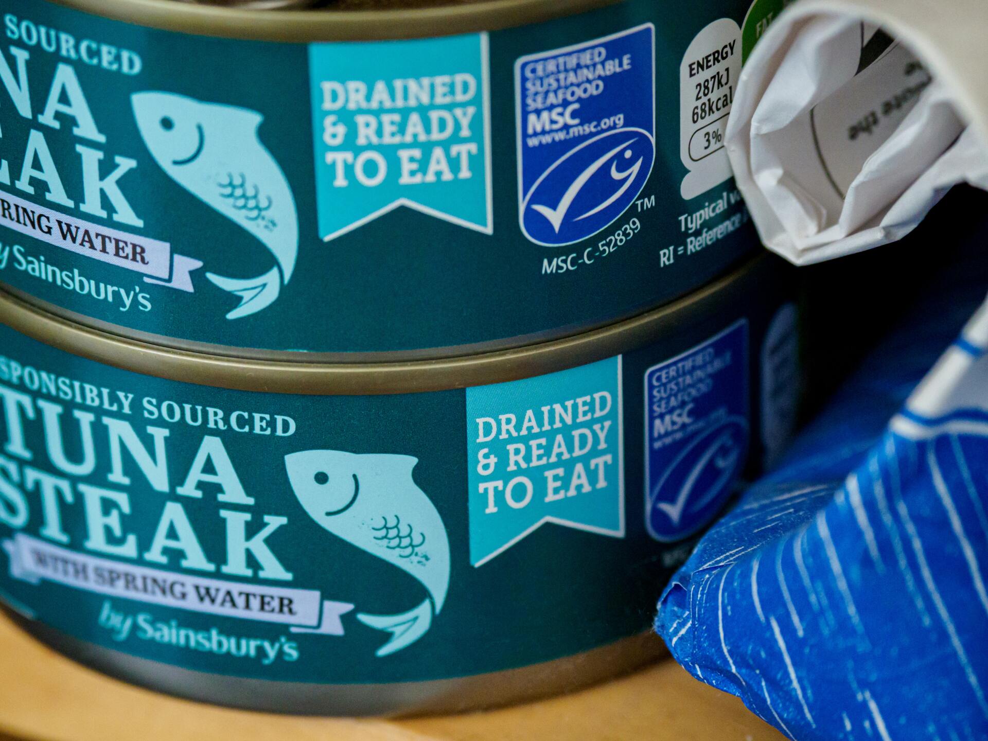 lata de atún con etiqueta hecha en impresión digital