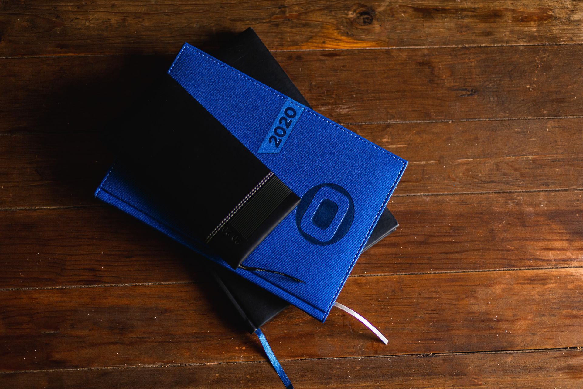 libreta azul de Geformas usada como publicidad impresa y papelería libreta azul de Geformas usada como publicidad impresa y papelería