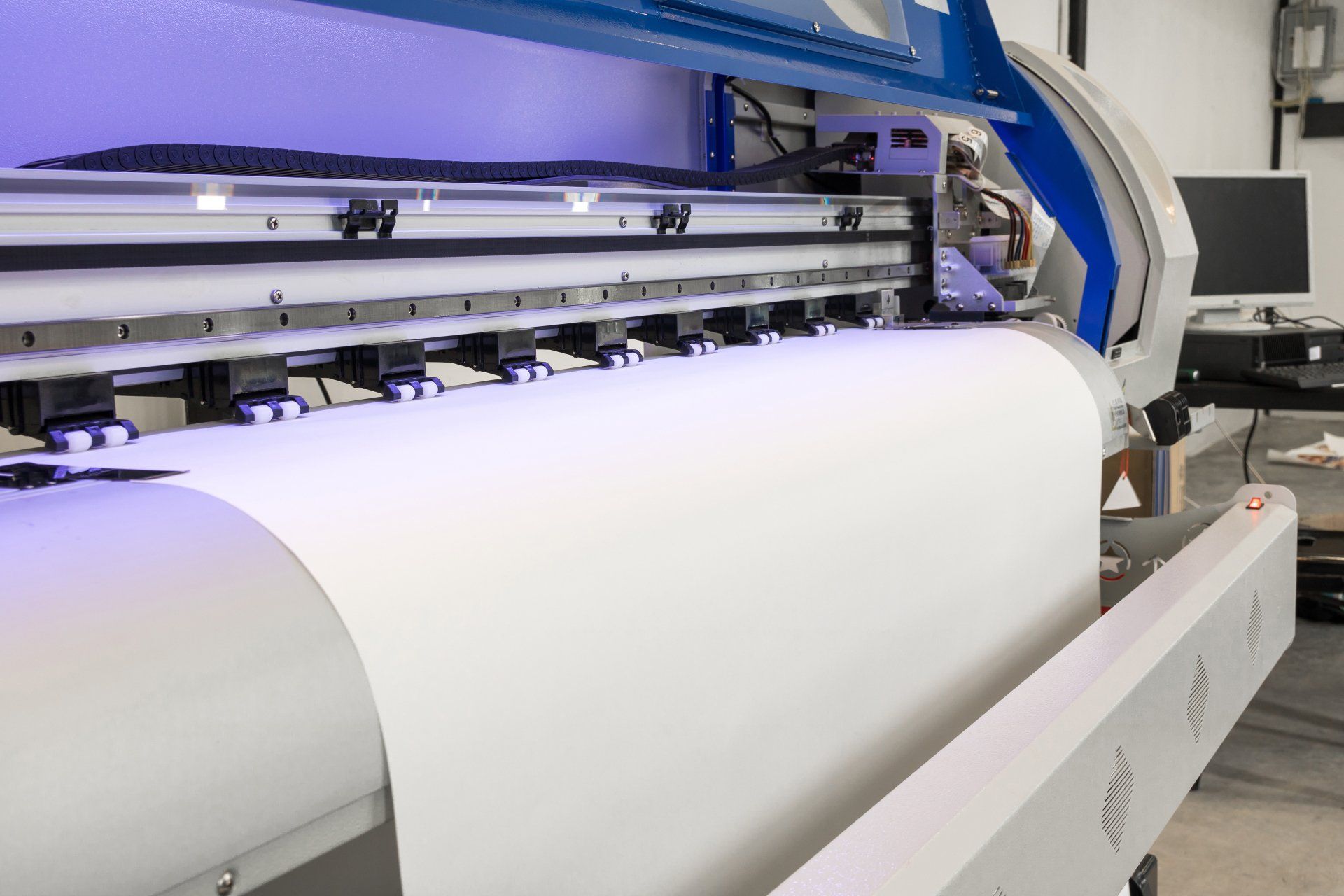 Rollo de papel en blanco en impresora de gran formato para máquinas de inyección de tinta