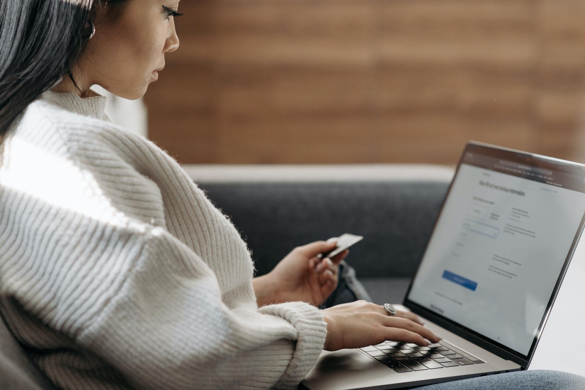 imprentas especializadas mujer comprando libro en tienda online