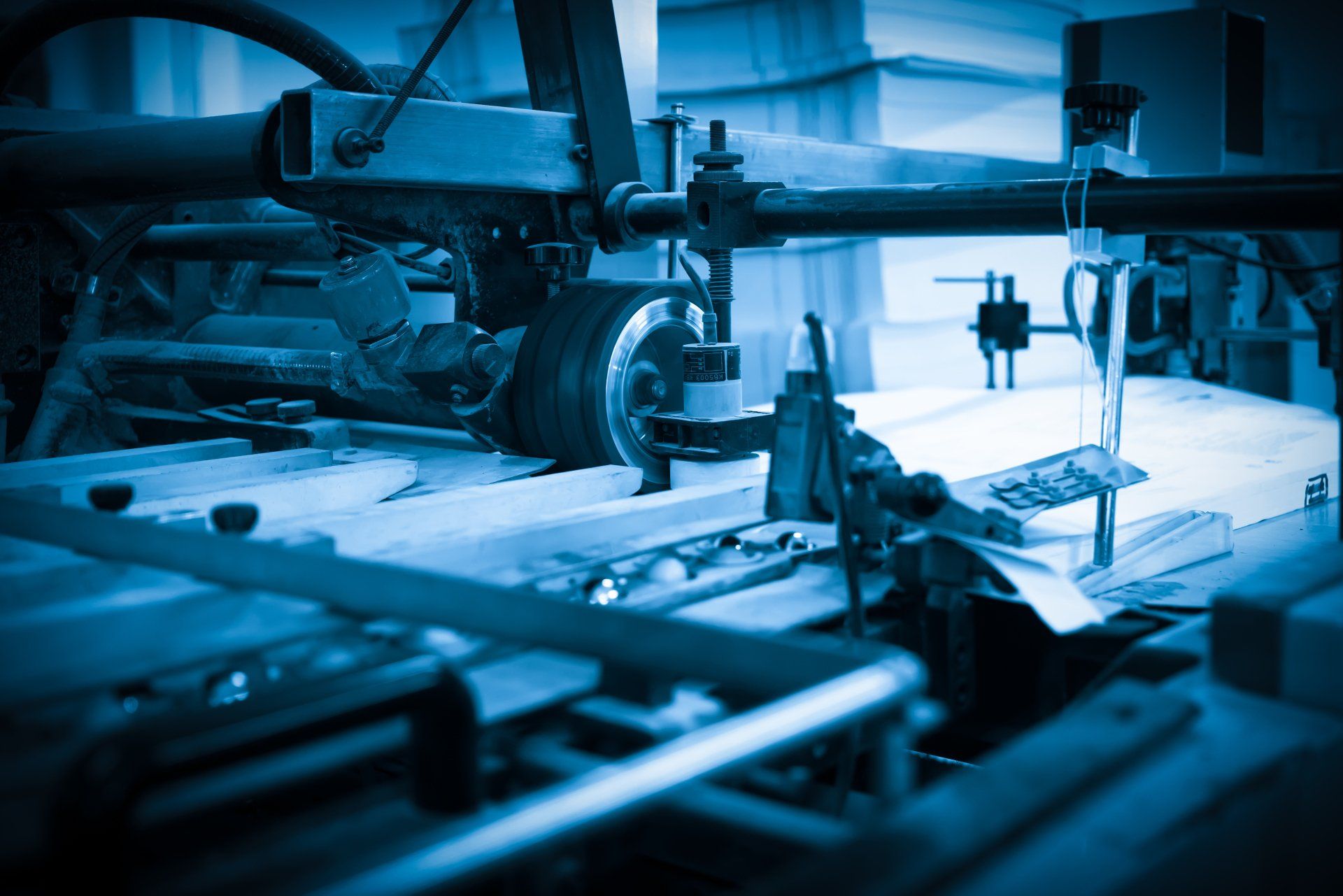 La prensa offset en el proceso de producción en la fábrica de impresión