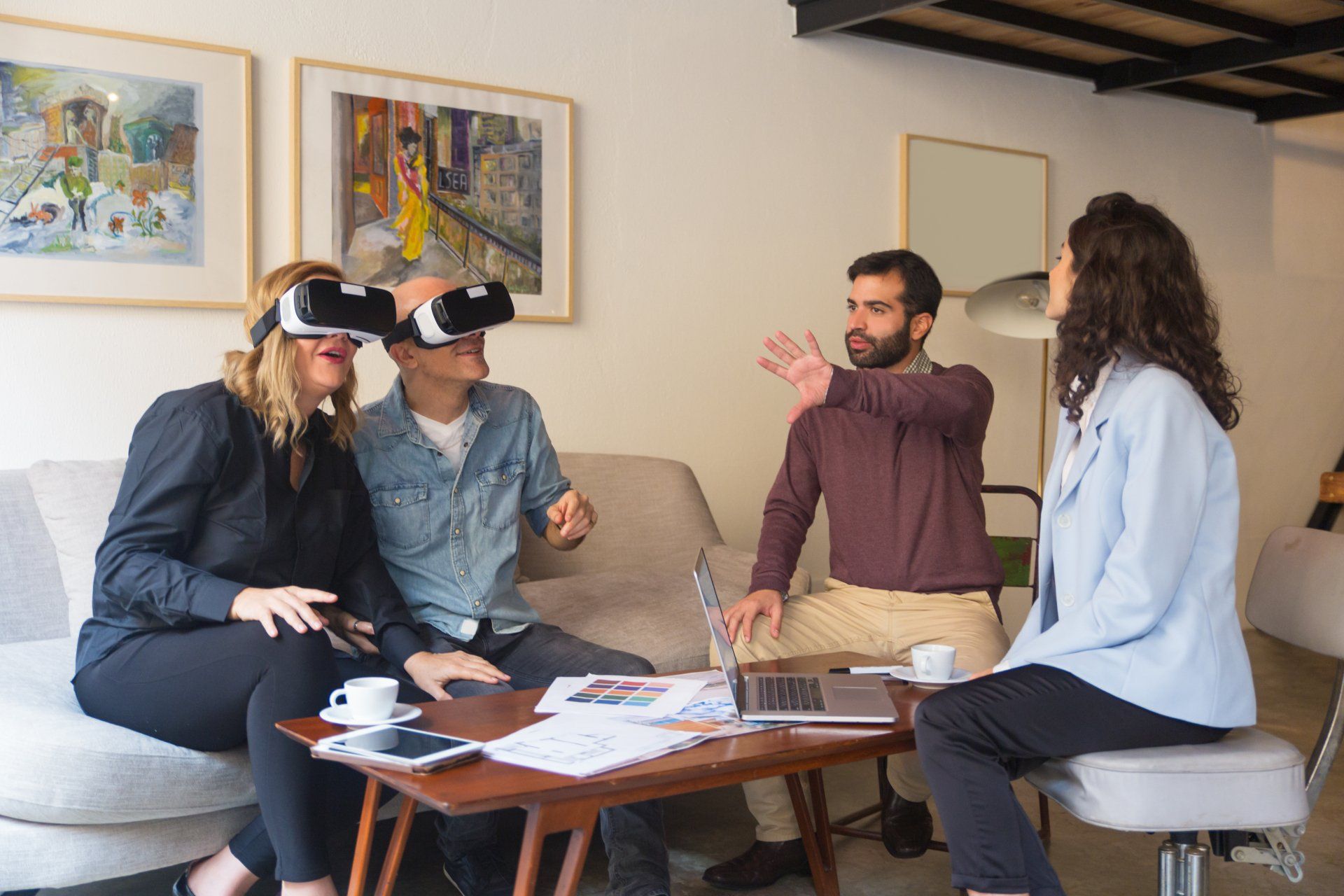 Clientes de mediana edad que disfrutan de la experiencia de realidad virtual