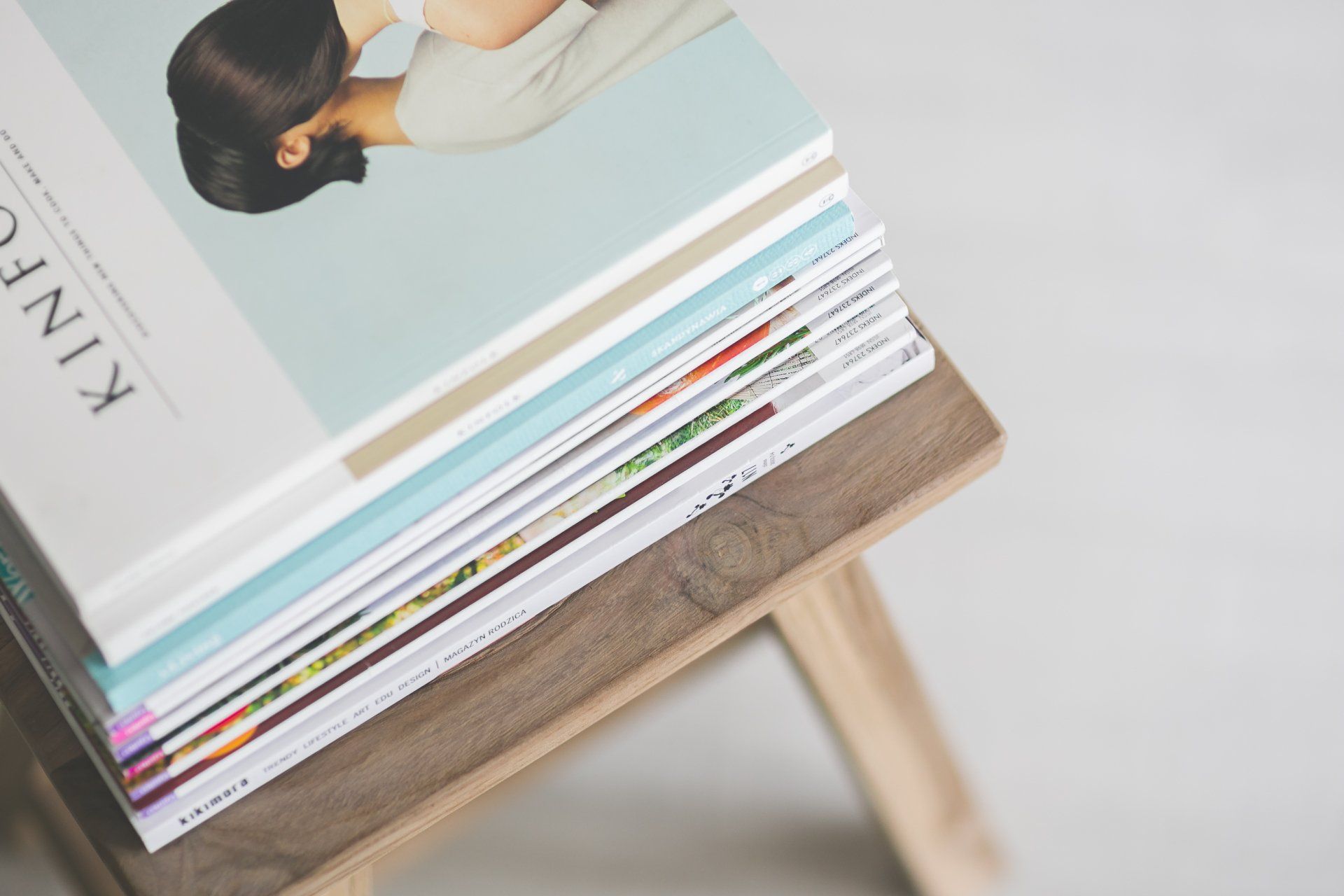 Revistas impresas en una silla de madera