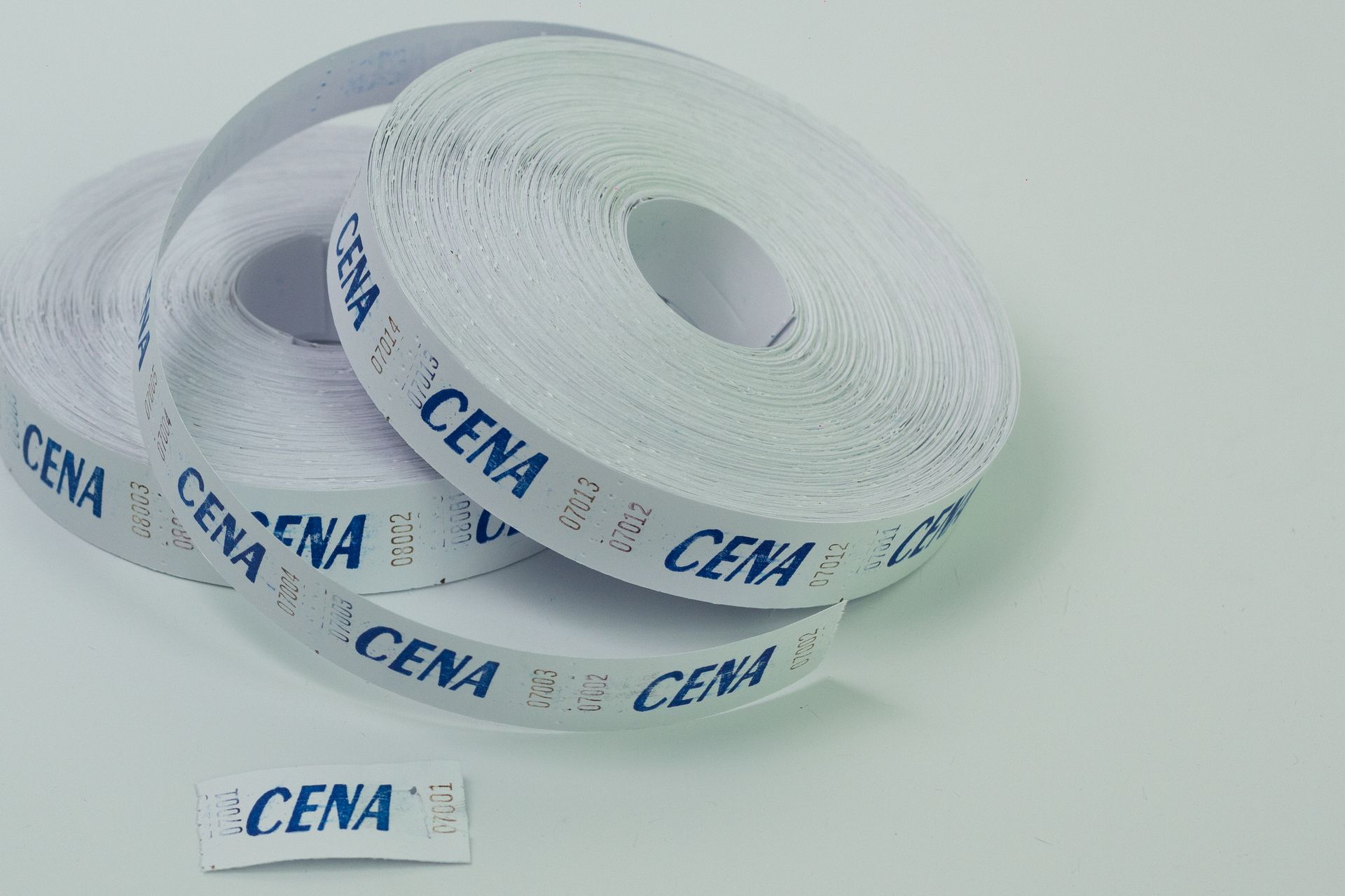 rollo impreso blanco con letras azules