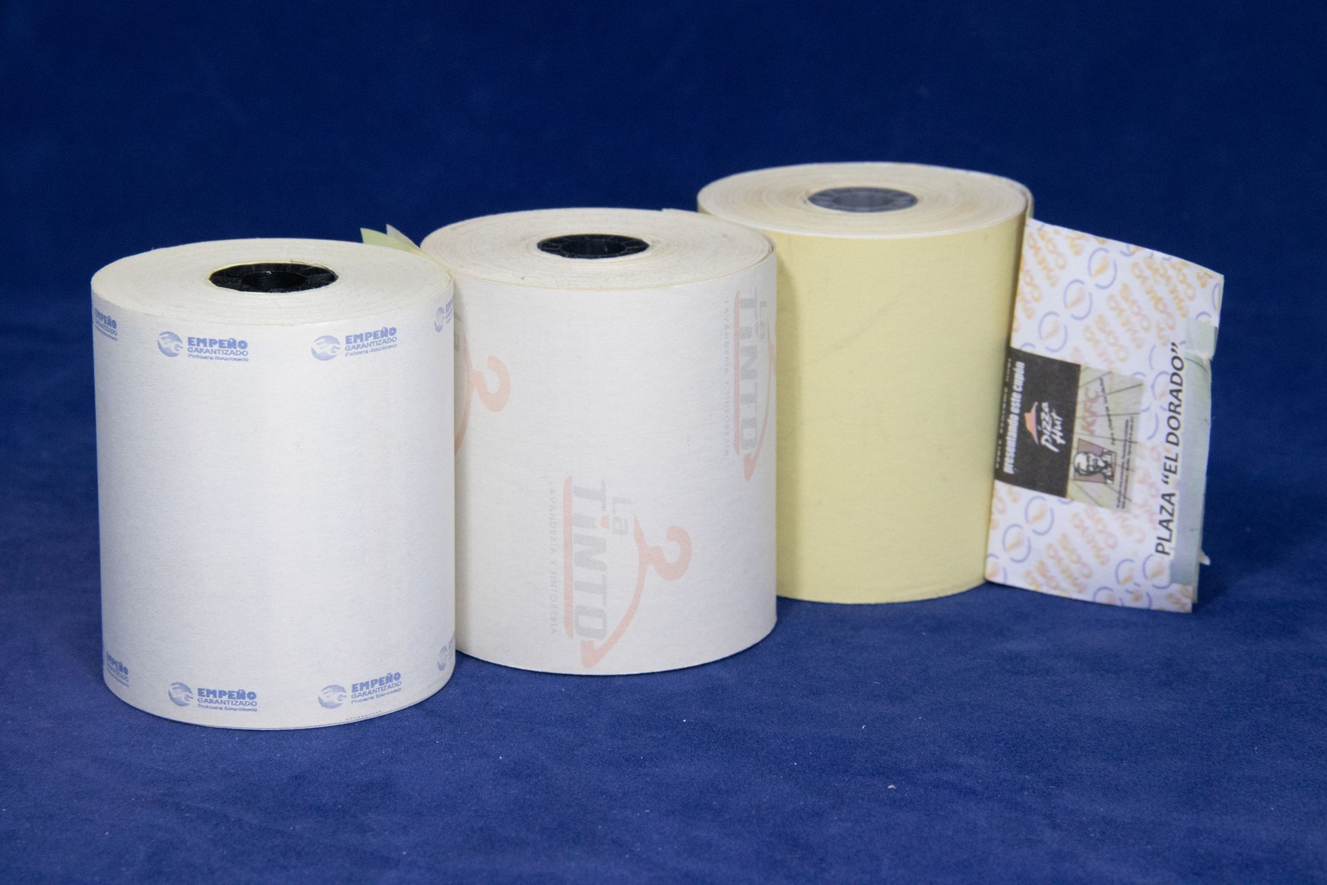 tres rollos de papel térmico al por mayor puesto sobre un fondo azul tres rollos de papel térmico al por mayor puesto sobre un fondo azul