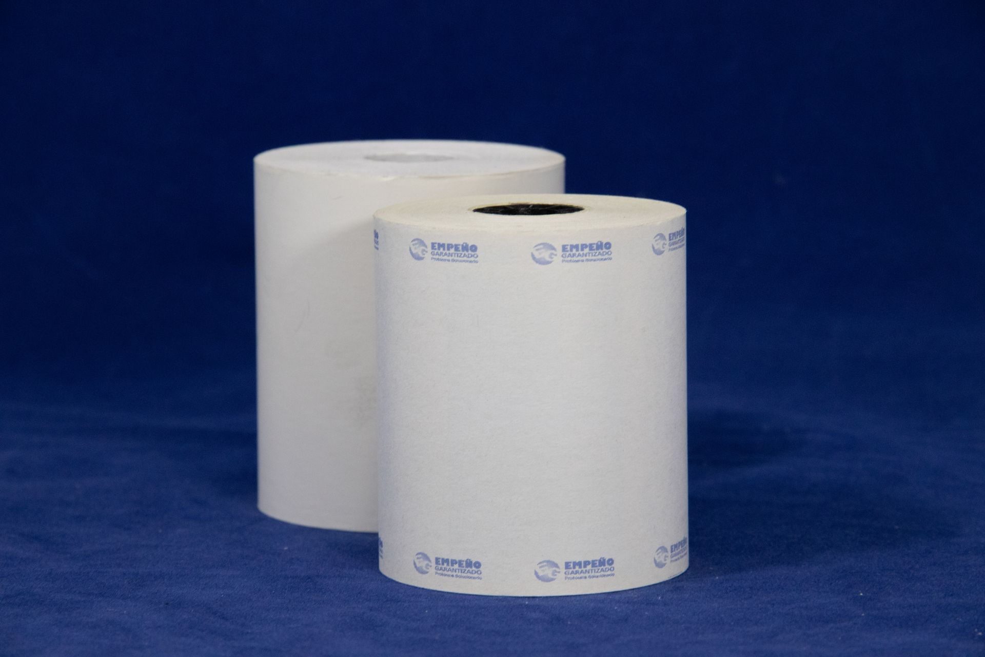 rollos térmicos para ticket sobre un fondo azul rollos térmicos para ticket sobre un fondo azul