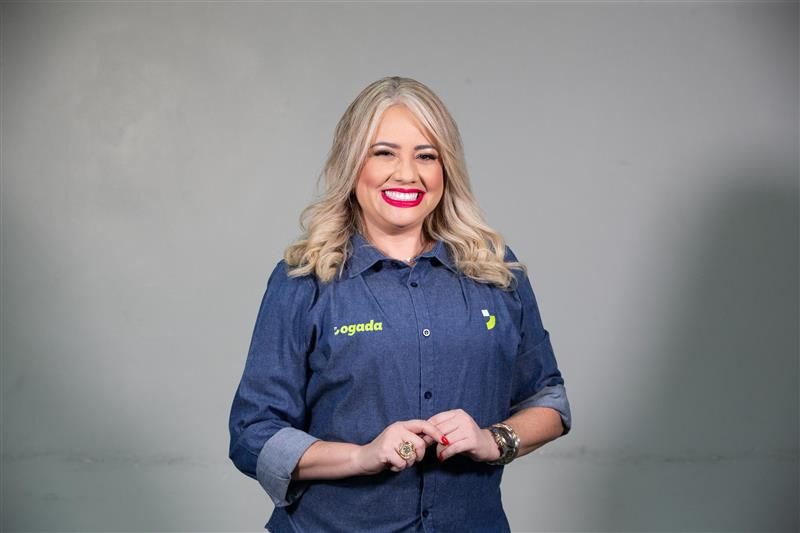 Jornalista Denise Santiago, apresentadora do Jogada 1º Tempo