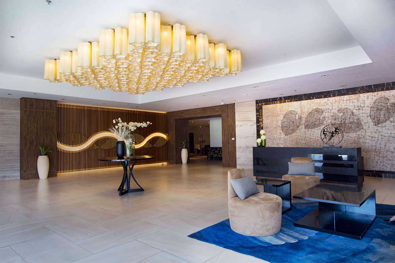 A large lobby with a large chandelier hanging from the ceiling.