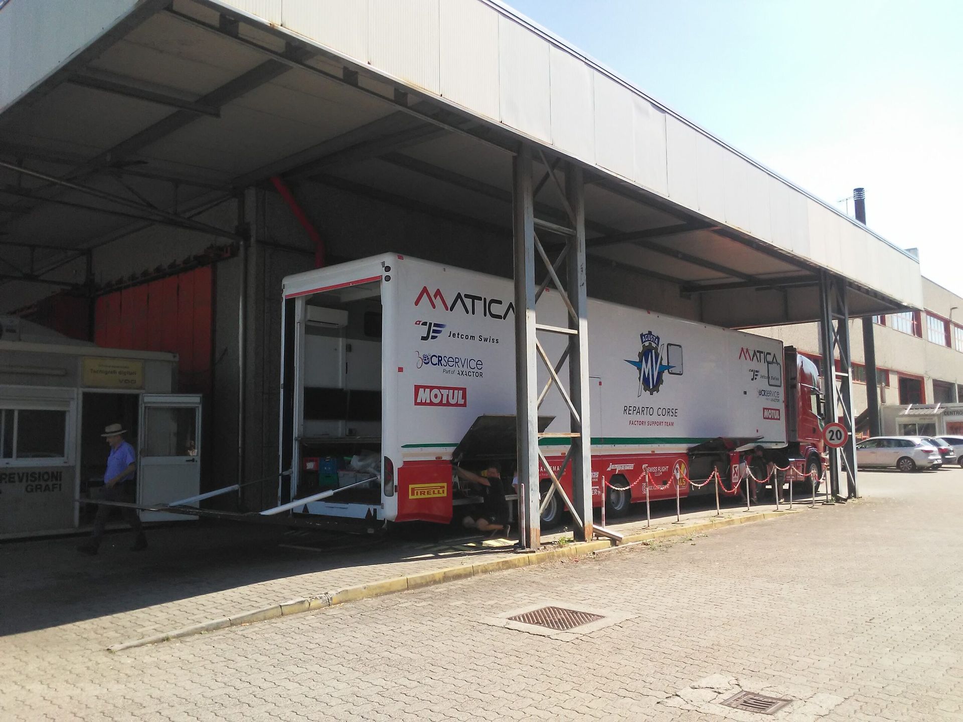 Un camion con il logo 