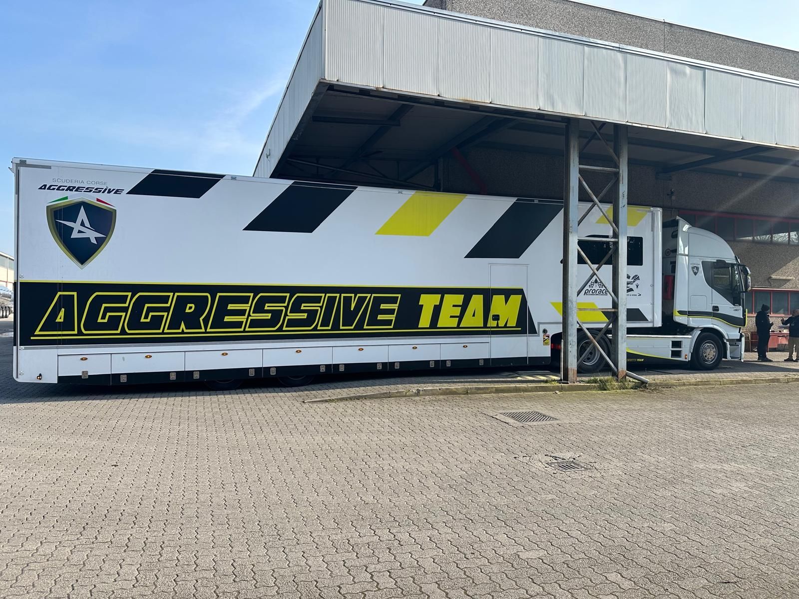 Camion bianco con la scritta 