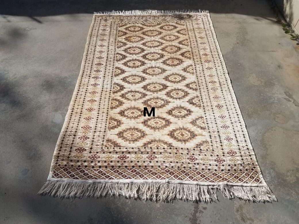 A rug that has the letter m on it.