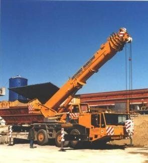 mezzo arancione per trasporto materiale