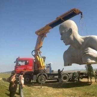 mezzo solleva scultura