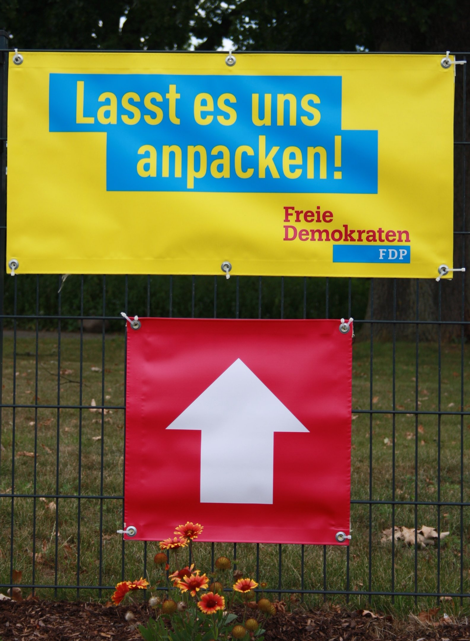 Banner am Gartenzaun: Lass es uns anpacken!