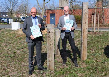 Umweltdezernent Dr. Herbert Bleicher (l.) und Martin Terwey, Leiter des Amtes für Planung und Naturschutz, freuen sich über die Neuauflage der 