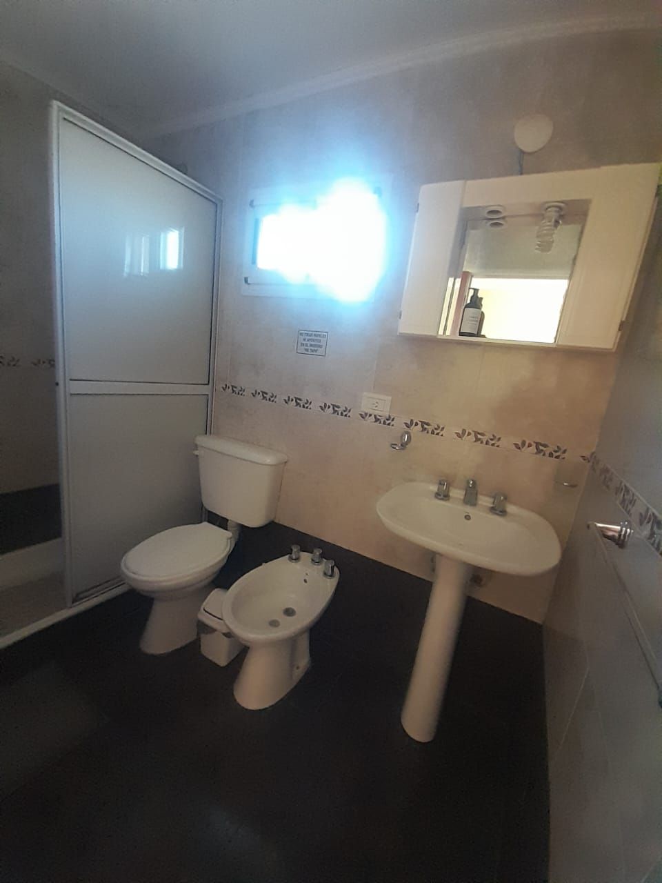 Dormitorio con cama grande, cortinas rojas y vista a un paisaje.