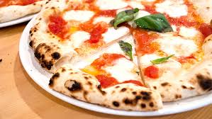 la pizza con le olive, pomodori, prosciutto e salame