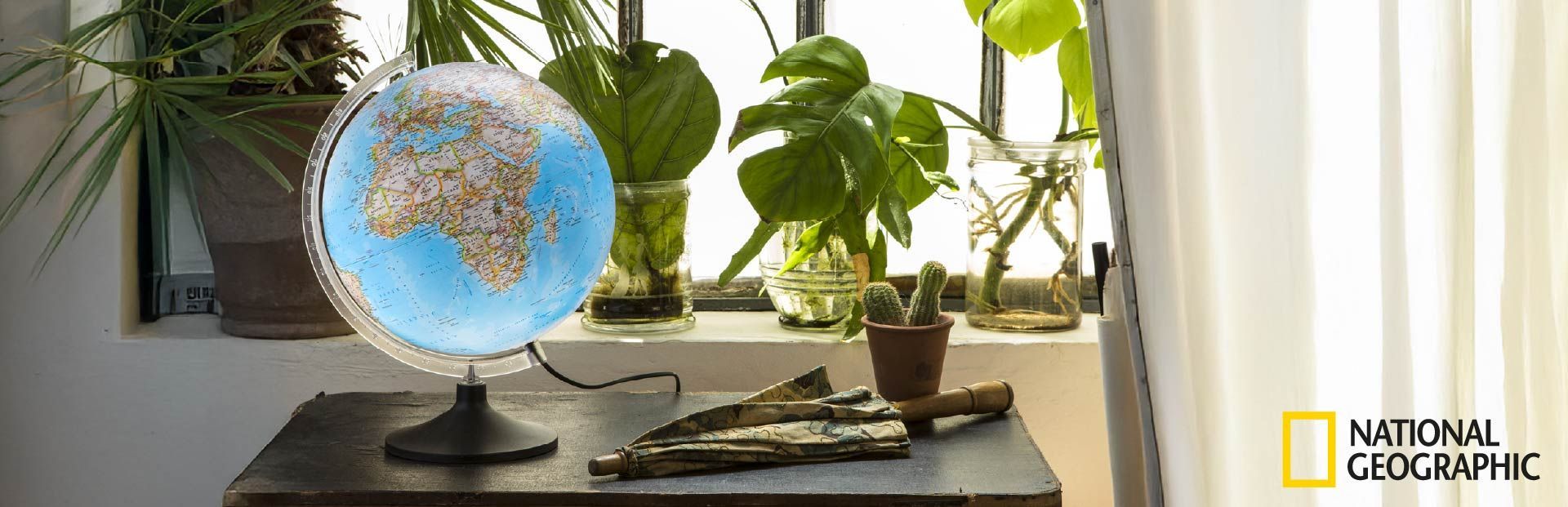 globo terrestre national geographic em cima da mesa