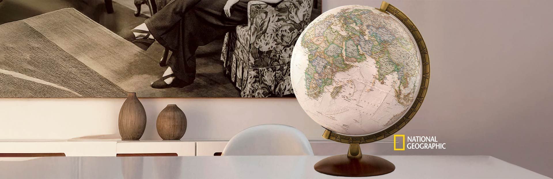 globo terrestre da national geographic em cima da mesa