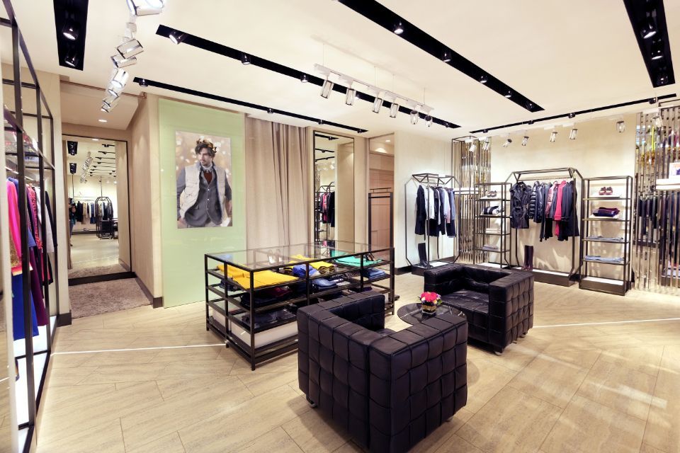 edificiio di retail con arredi moderni Podium Arcada Mall Tashkent