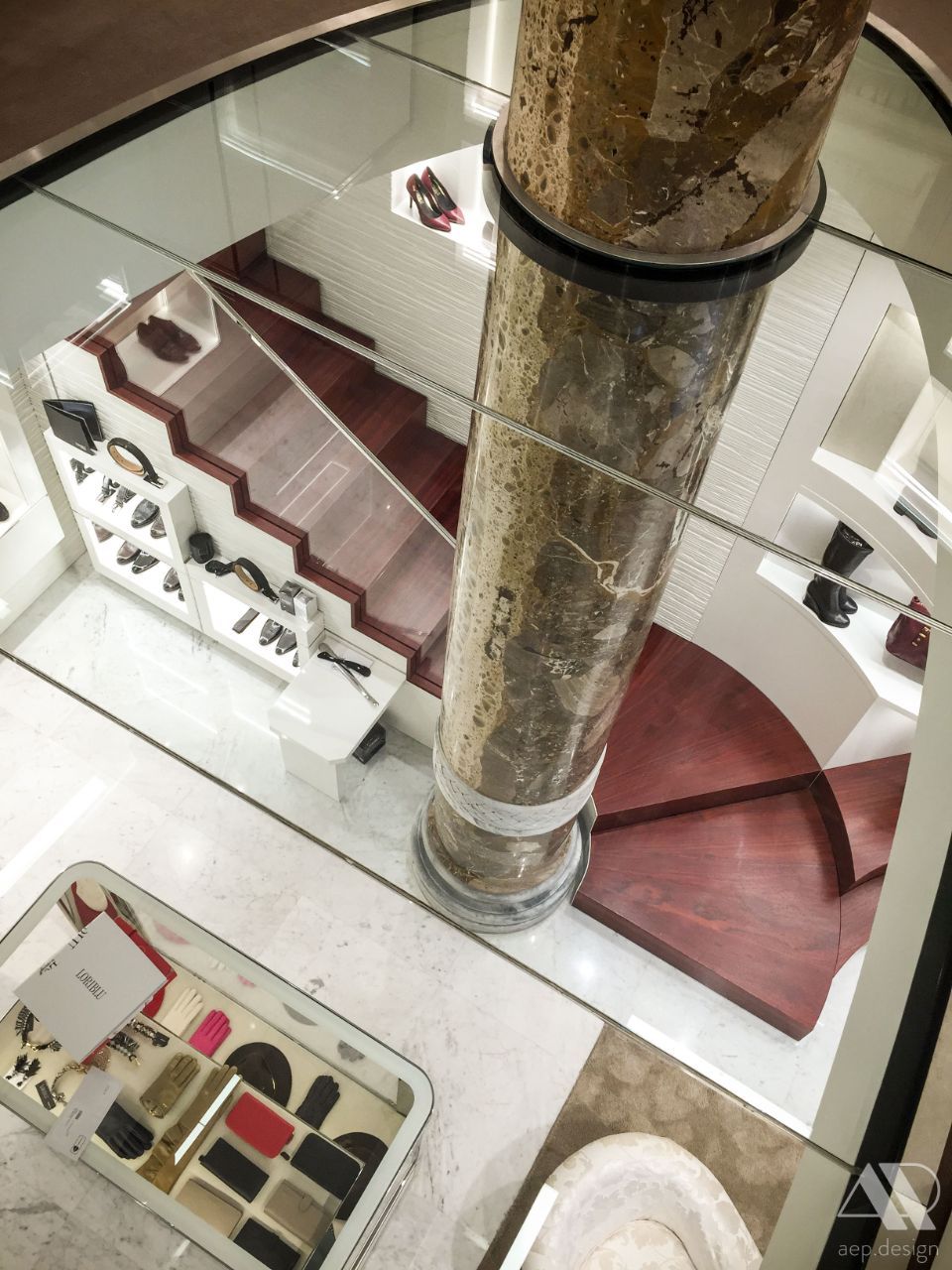 scalinata all'interno del negozio Loriblu di Milano