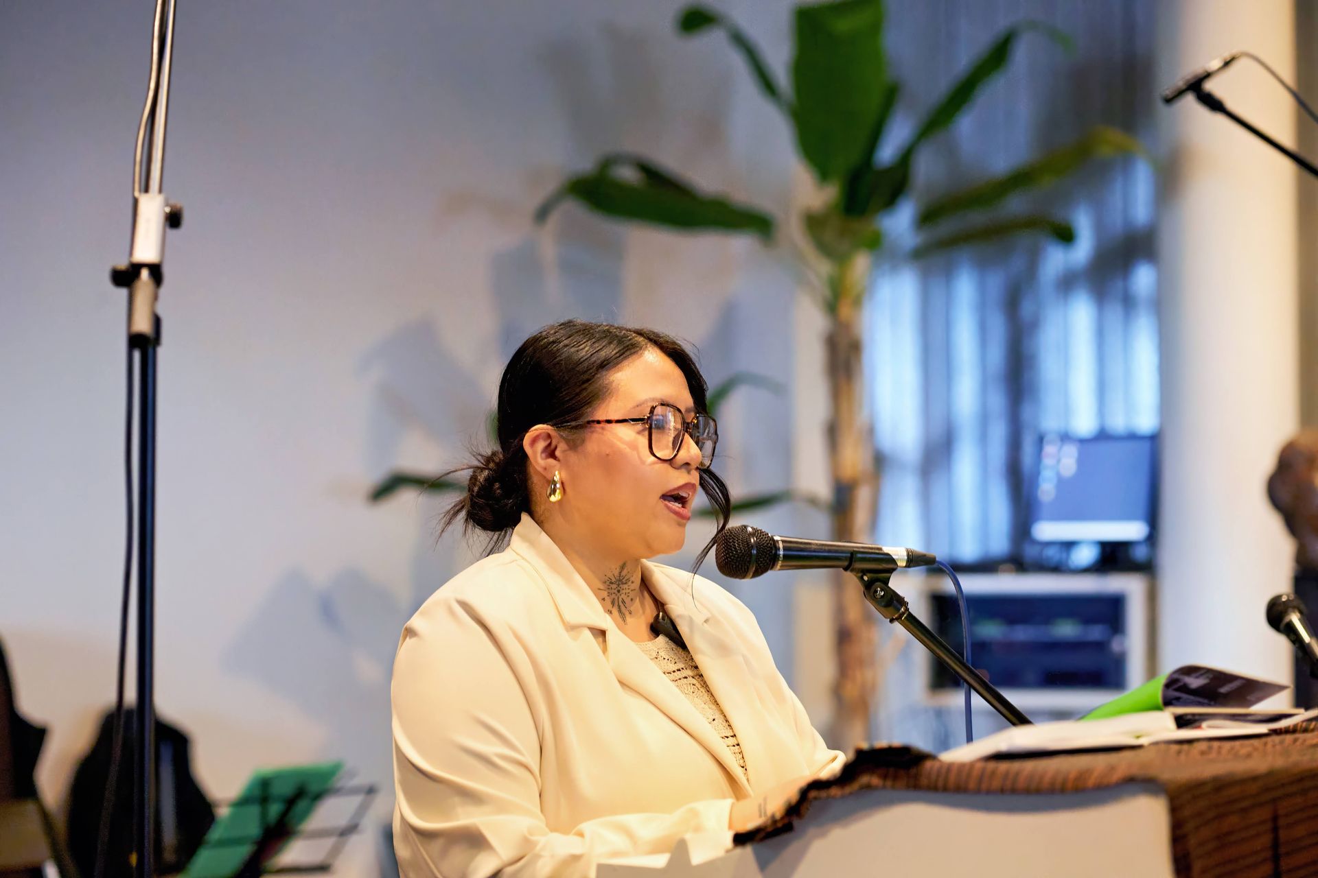 Gloria Lappya, Molukse schrijver en dichter draagt voor uit haar eigen werk. Spoken word. Voordragen. Voordracht.