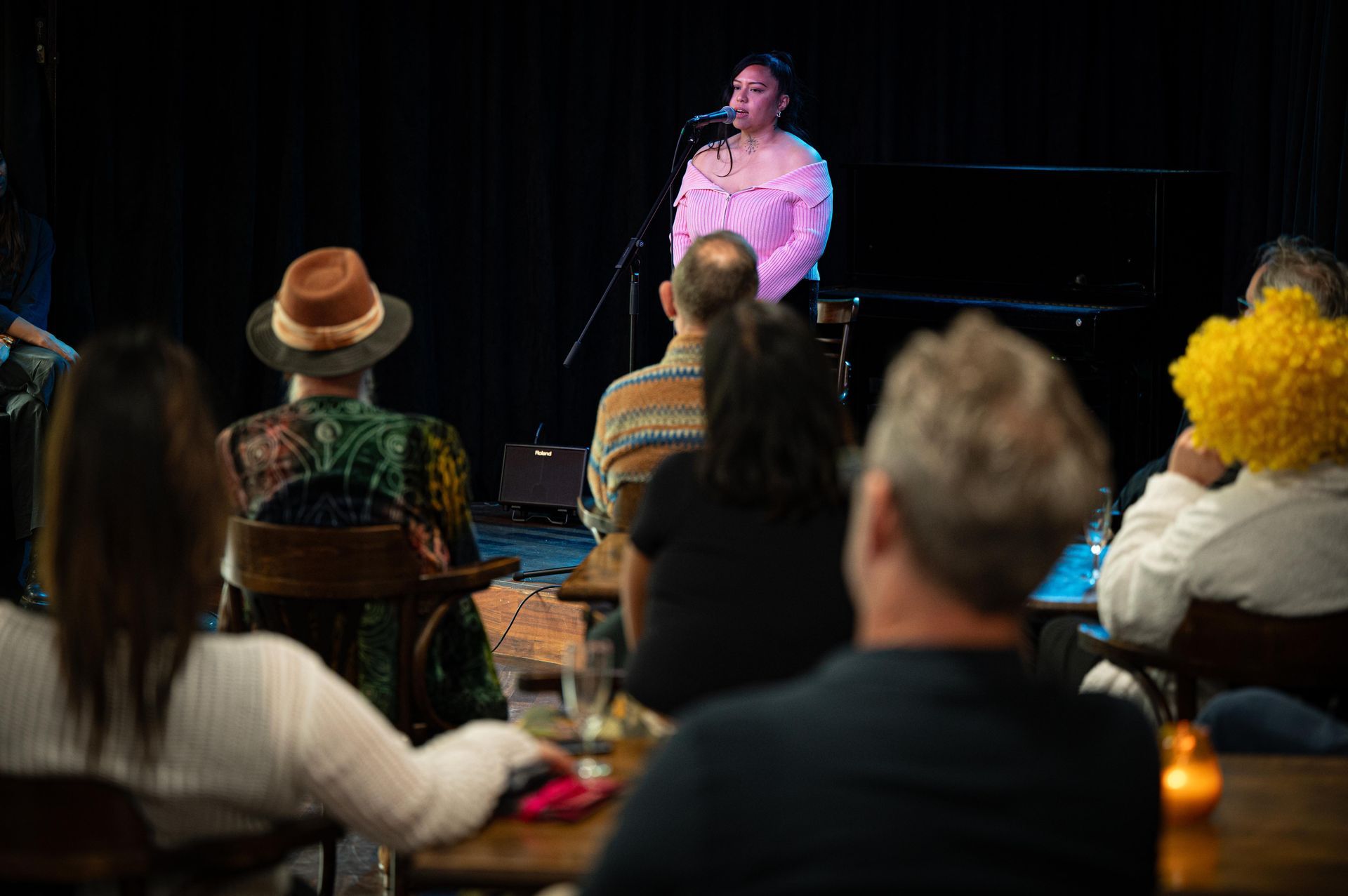 Gloria Lappya, Molukse schrijver en dichter, draagt haar eigen gedicht voor. Spoken word.