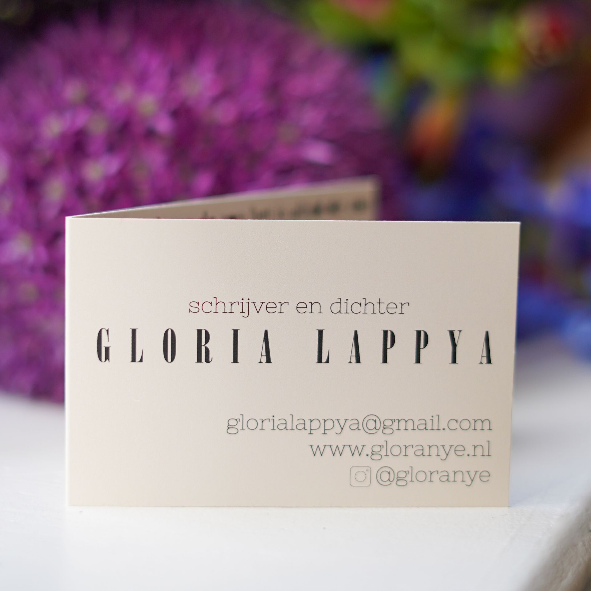 Schrijver en dichter Gloria Lappya contact