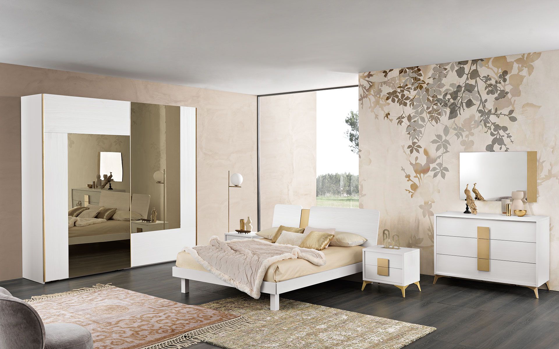 Una camera da letto con letto, cassettiera, comodino, specchio e armadio.