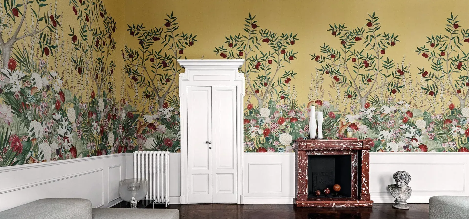 Un soggiorno con camino e una grande carta da parati floreale sulla parete.