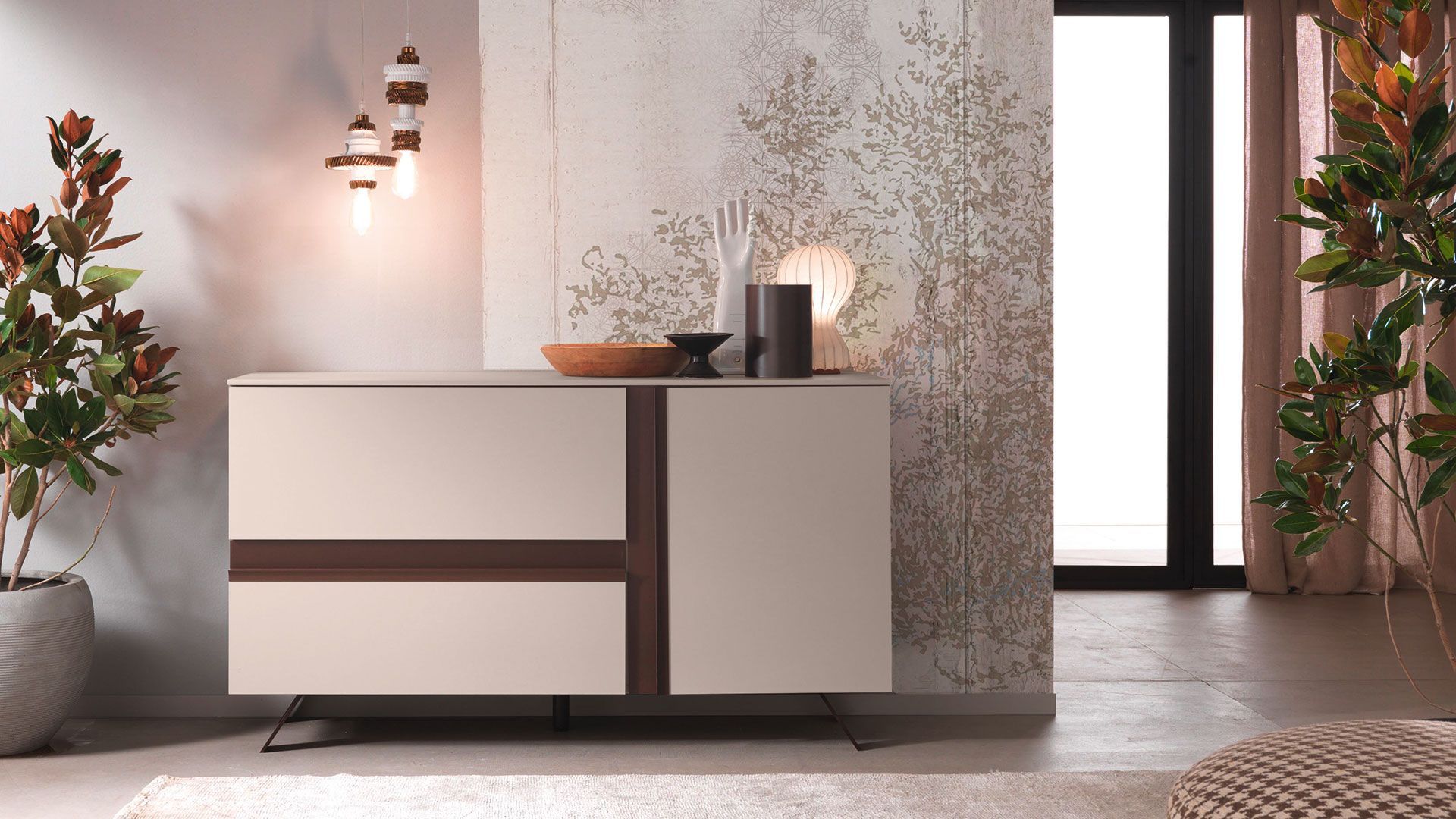 Un soggiorno con una cassettiera e una pianta in vaso.