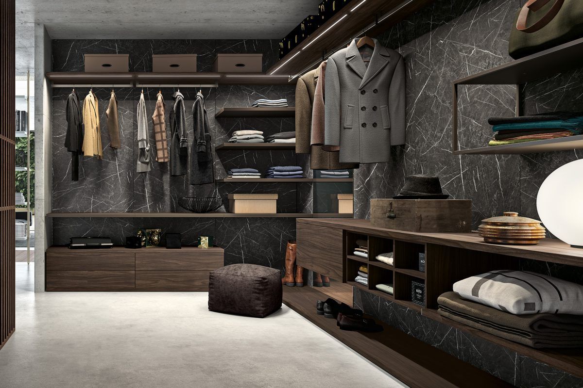 Una cabina armadio con un sacco di vestiti sugli scaffali