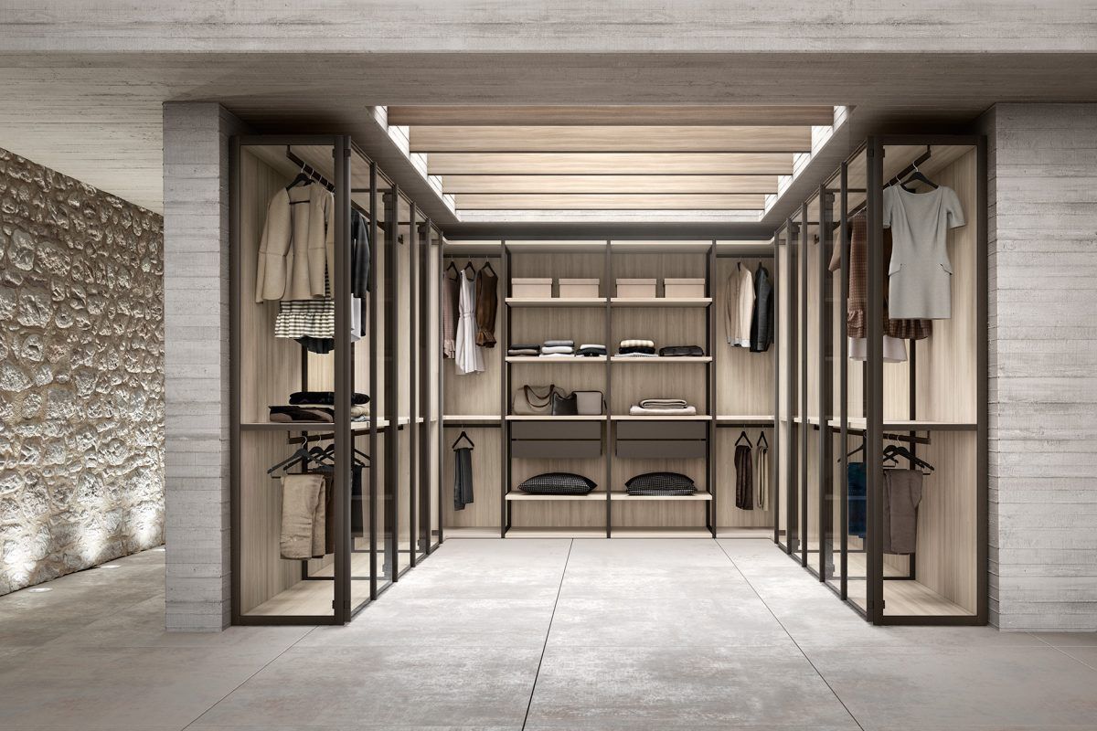 Una cabina armadio con tanti ripiani e vestiti