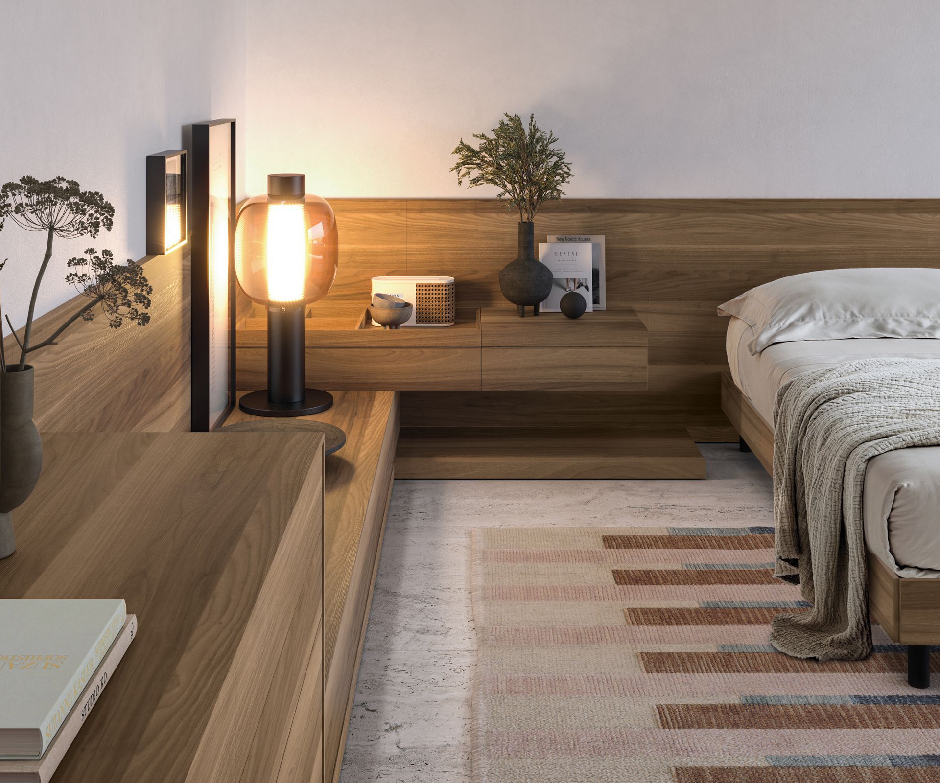 Una camera da letto con un letto e una lampada sul comodino