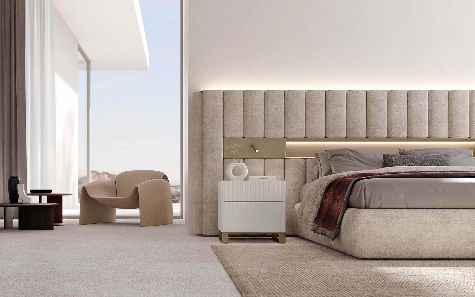 Una camera da letto con un letto, un comodino, una sedia e una grande finestra.