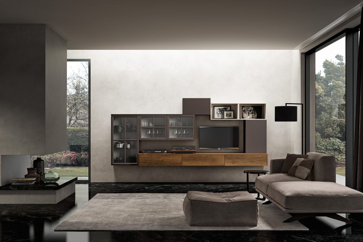 Un soggiorno con un divano e una televisione sul muro