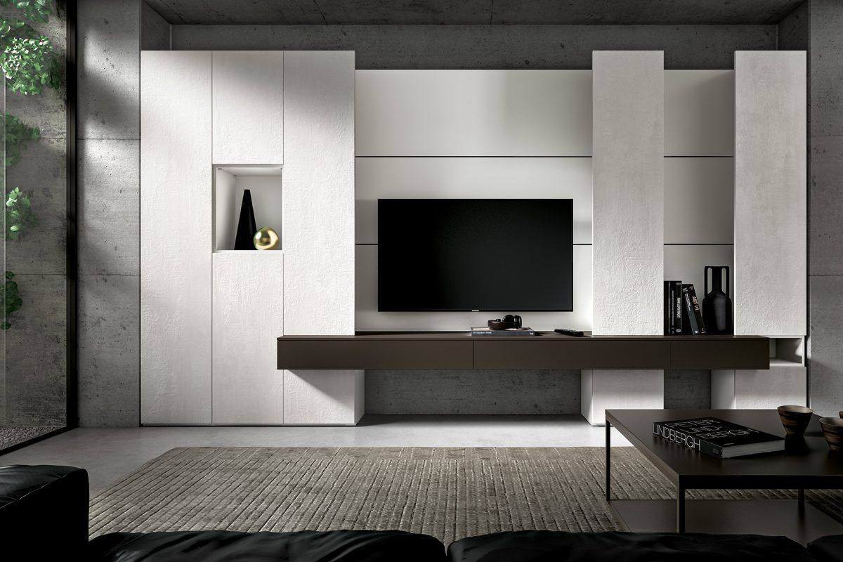 Un soggiorno con un divano nero e una TV a schermo piatto