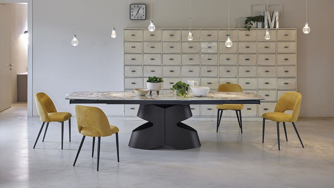 Una sala da pranzo con un tavolo e sedie e un orologio sul muro