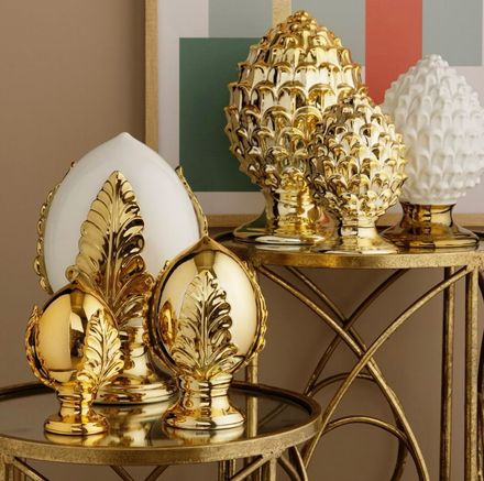 Un cassetto con un cucchiaio e una forchetta dentro