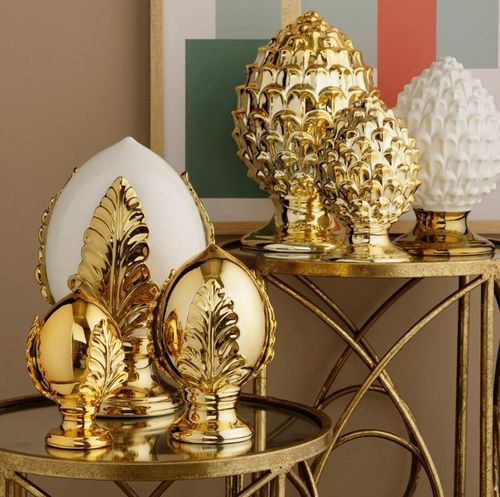 Un primo piano di una porta scorrevole in vetro in una cucina.