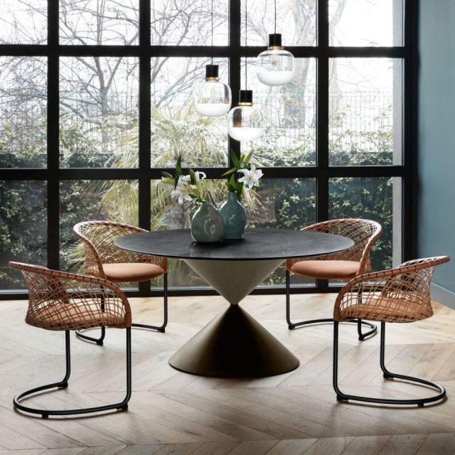 Un tavolo da pranzo con un vaso di fiori sopra